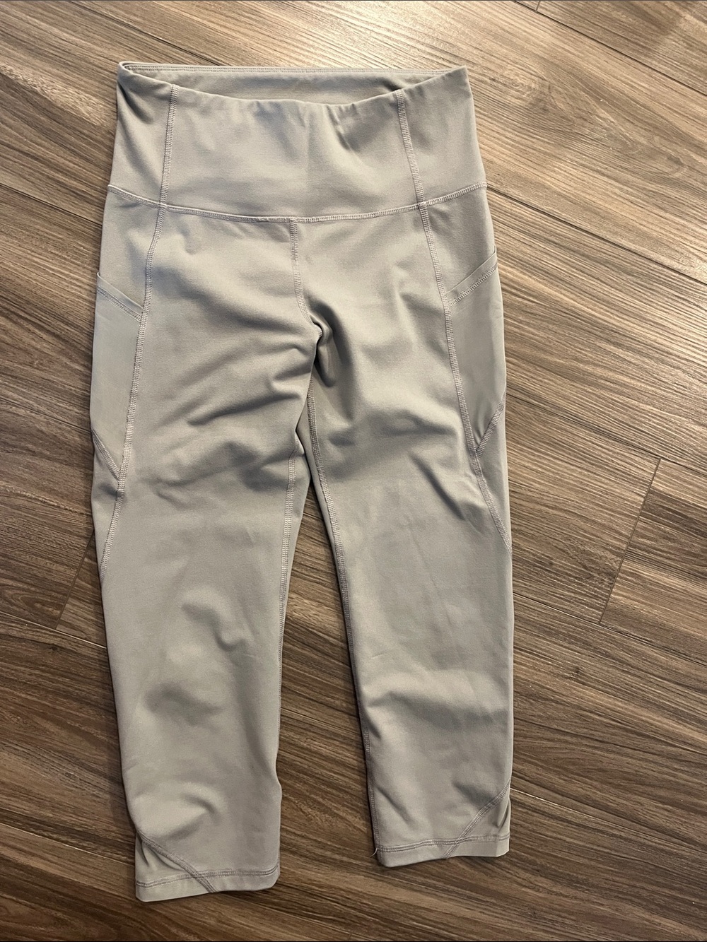 Old Navy 29” Capris Leggings in Light Gray